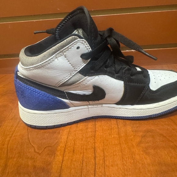 Jordan Men's Black, White, and Blue Sneakers - Picture 3 of 13